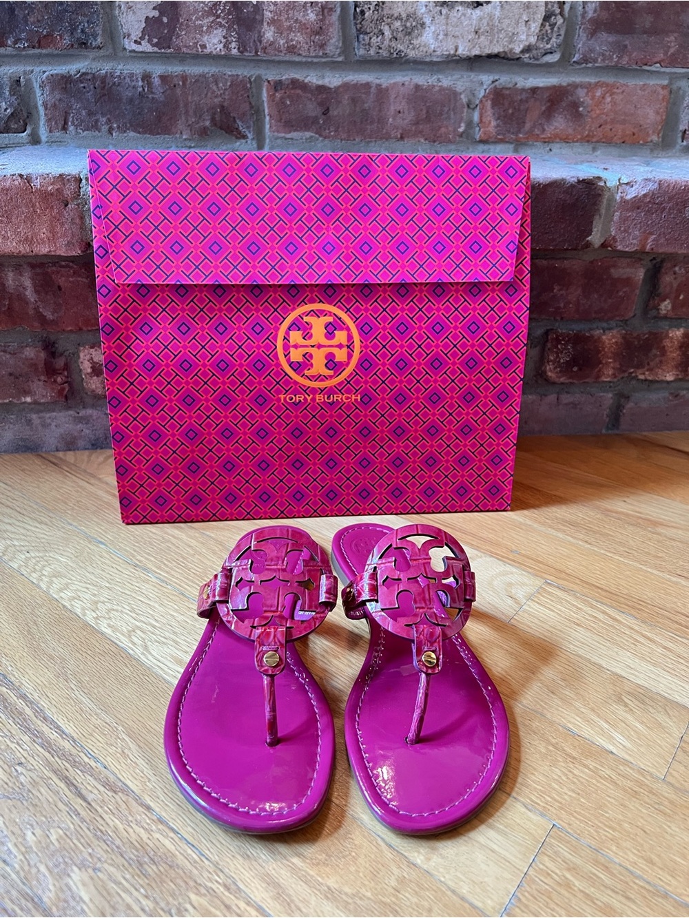 Tory Burch Party Fuchsia Croc Embossed Patent Leather Miller Sandals in - Picture 3 of 16